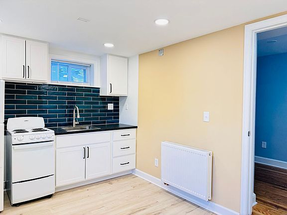 4th image of 816 Greenwood Cir APT 6