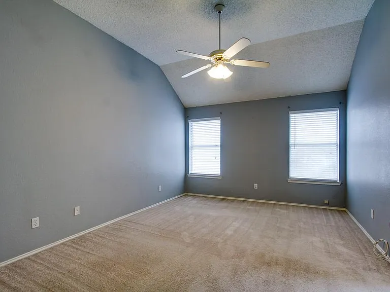 2104 Regency Dr — Photo 17