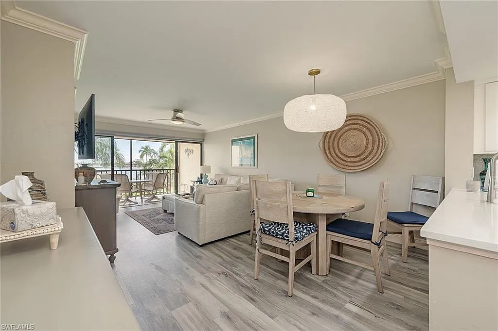 2 bed, 2.0 bath, 990 sqft, $5,600 — Photo 4