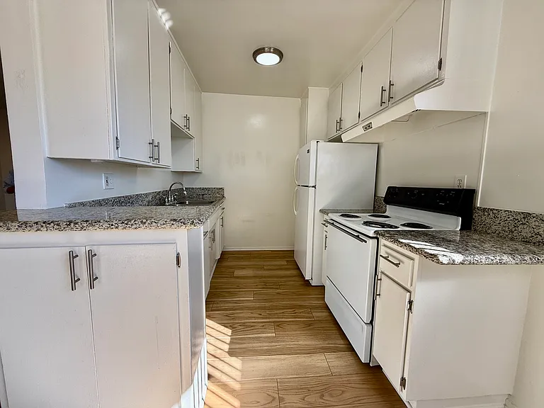 Vine Street Apartments — Photo 26
