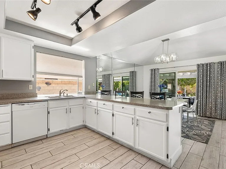 1479 E Francis Dr — Photo 10