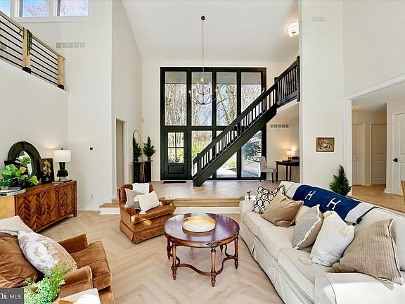 3rd image of 1007 Thaxten Ln