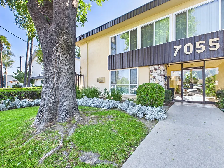 Sepulveda Apartments — Photo 27