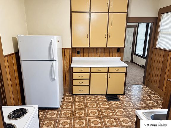 4th image of 746 W 9th St
