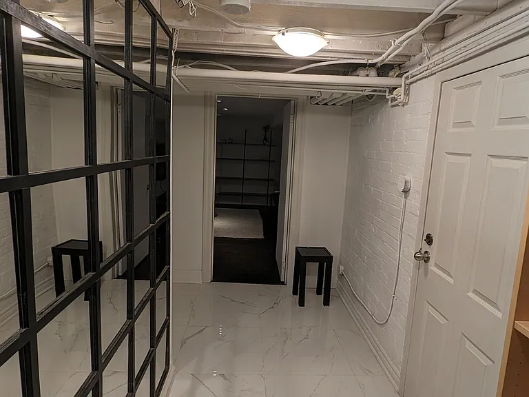 16 Laxton Ave #LOWER — Photo 24