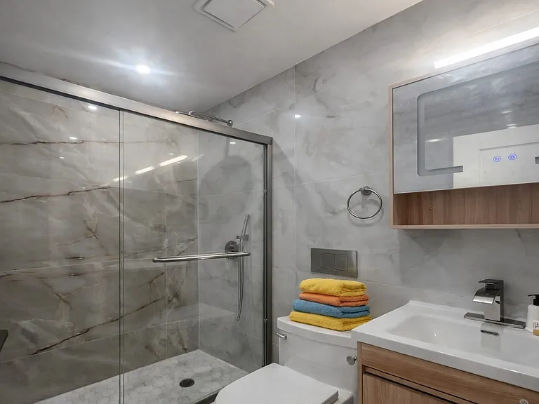 1424 E 102nd St #2A — Photo 4