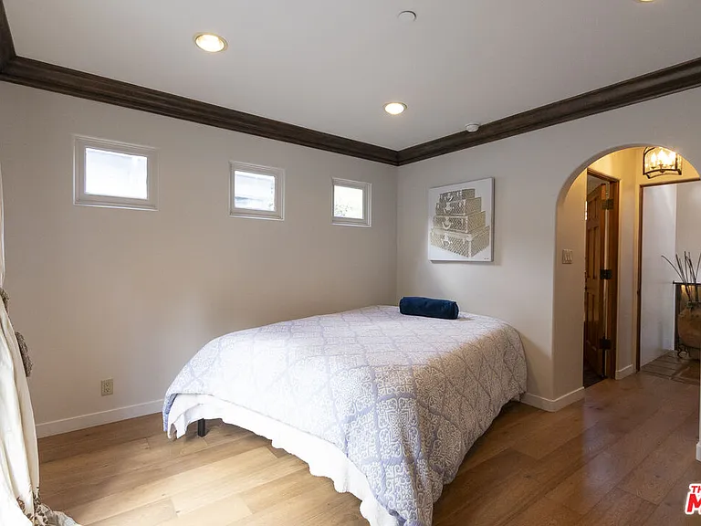 1407 N Beverly Dr — Photo 48