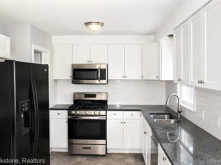 29669 Utica Rd — Photo 1