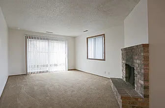 142 Glynbrook St N — Photo 2