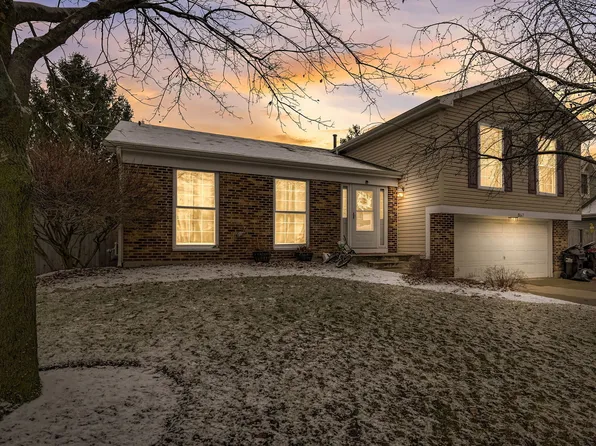 867 Dartmoor Dr, Crystal Lake, IL 60014