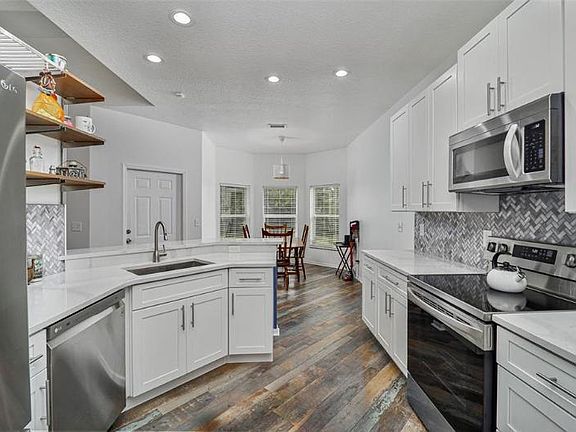 2nd image of 3 Pine Hurst Ln