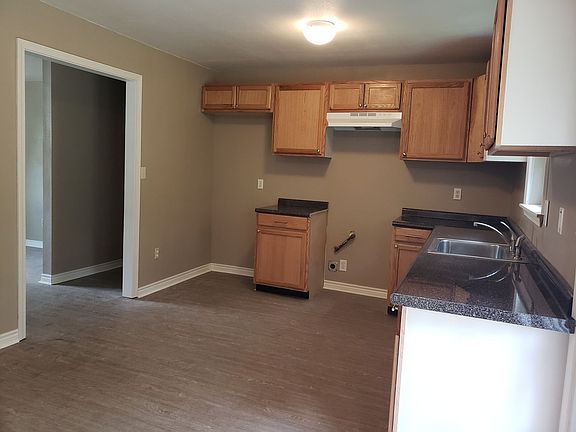 3rd image of 1609 Oakdale Cir
