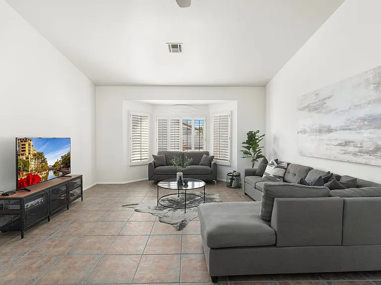 N 56th Pl — Photo 16