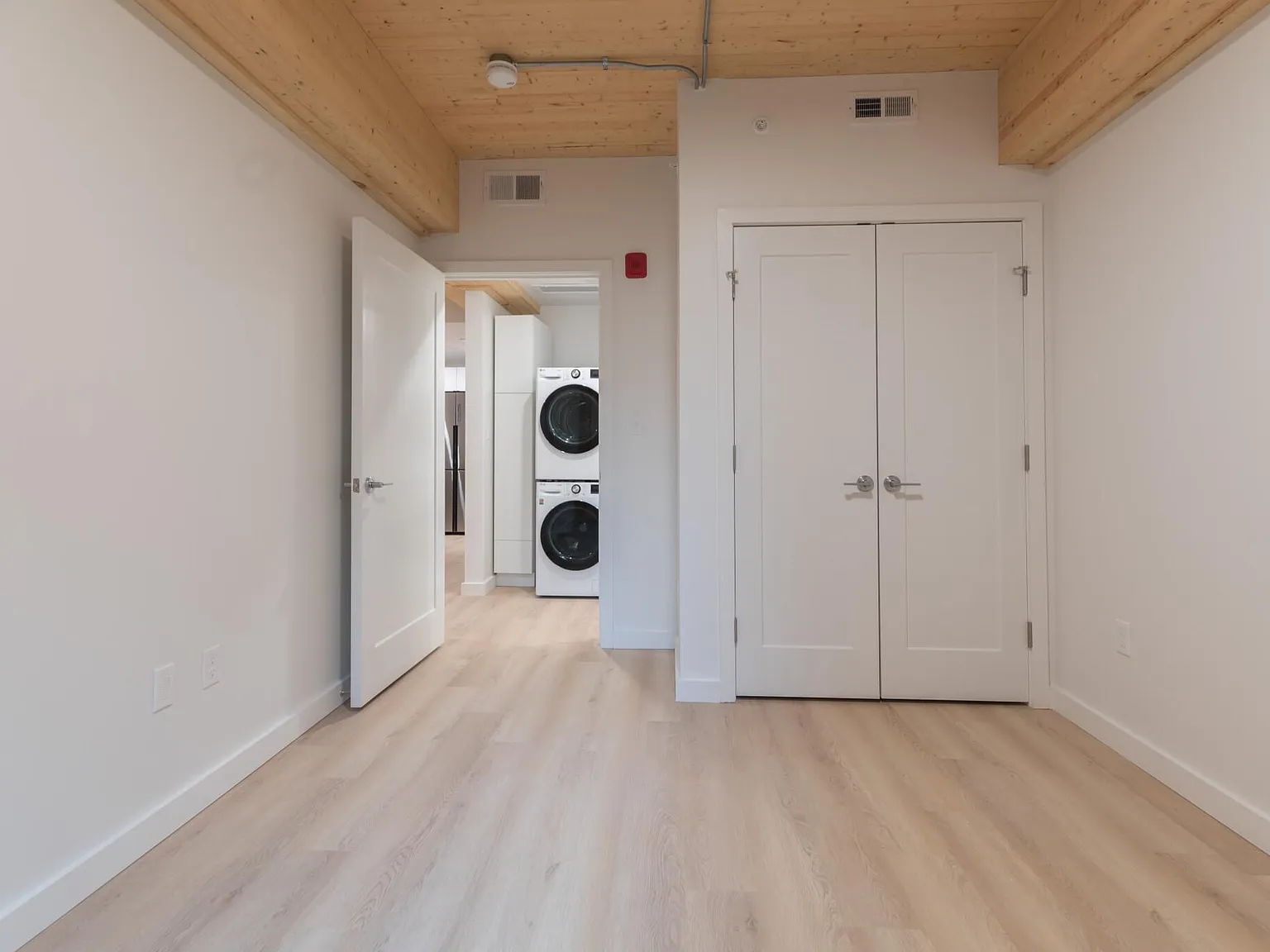 3 bed, 1007 sqft, $5,350 — Photo 4