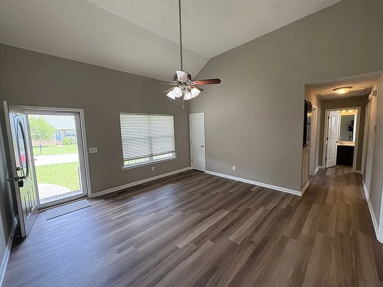 1009 Halverson Dr — Photo 8