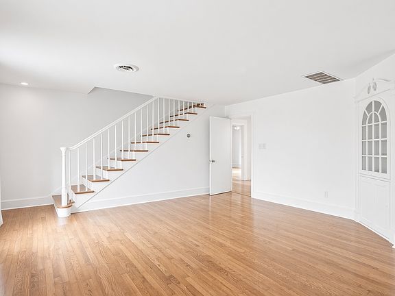 2nd image of 1002 Laurel St