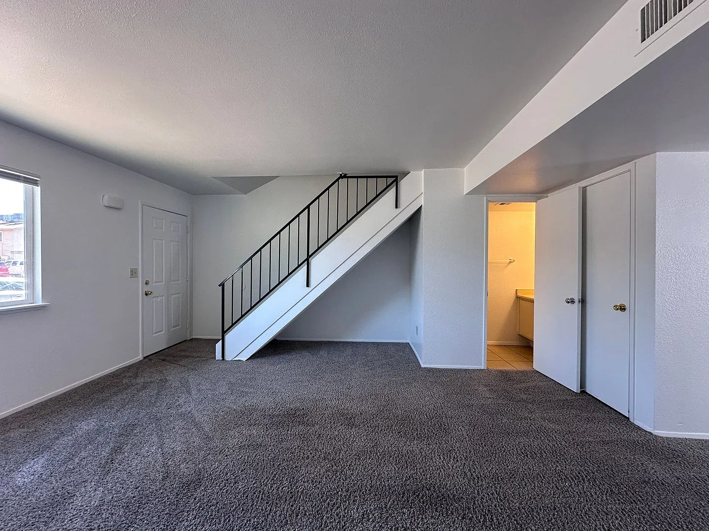 2 Bed 2 Bath Townhome Near The I-15 And Cheyenne — Photo 3