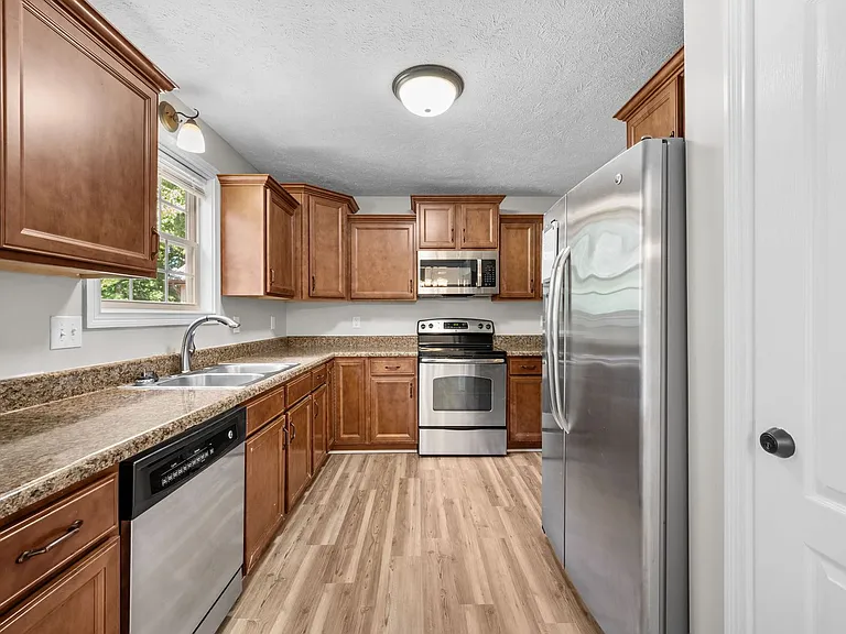 552 Falkland Cir — Photo 9