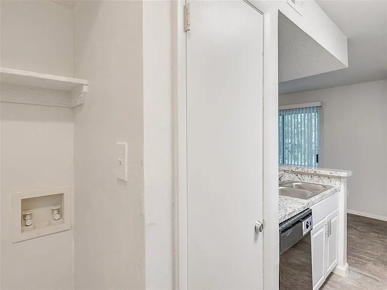 The Hub at 934 Apartments — Photo 6