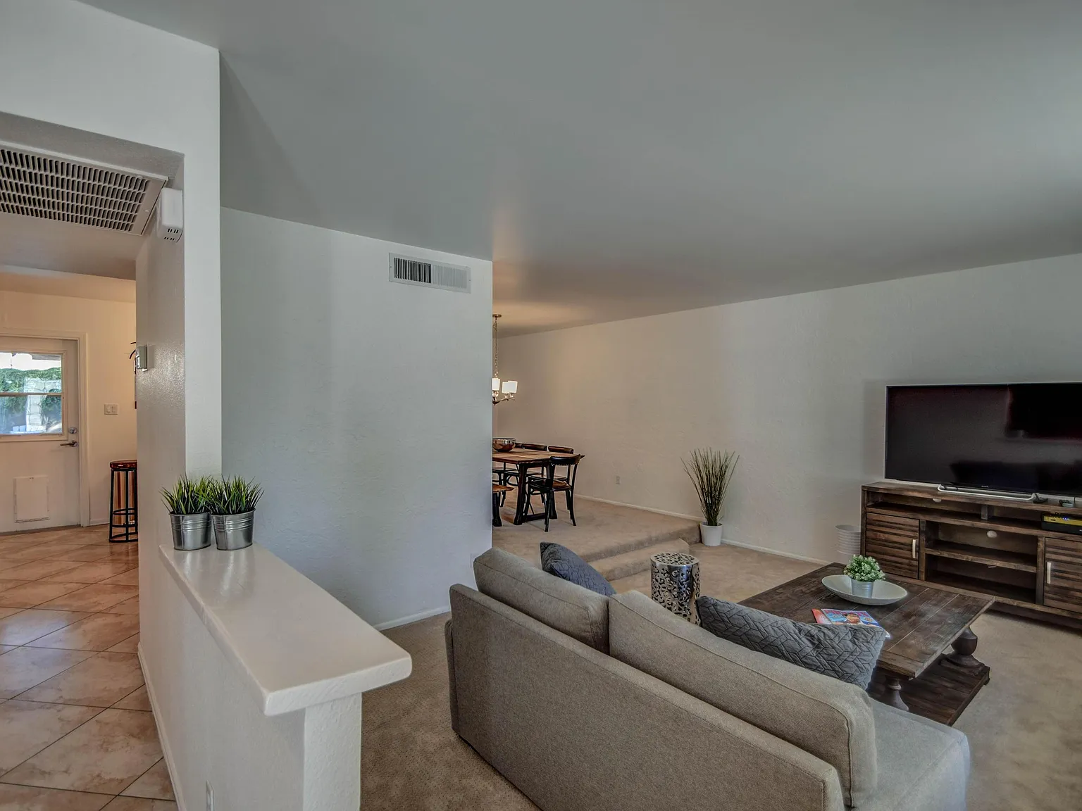 4 bed, 2.0 bath, 2154 sqft, $4,400 — Photo 3
