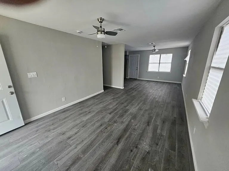 2819 SW 42nd St — Photo 3