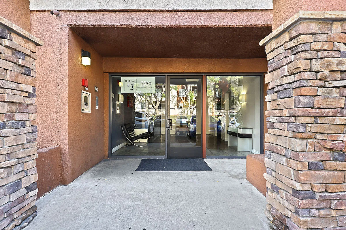 2 bed, 920 sqft, $2,900 — Photo 2