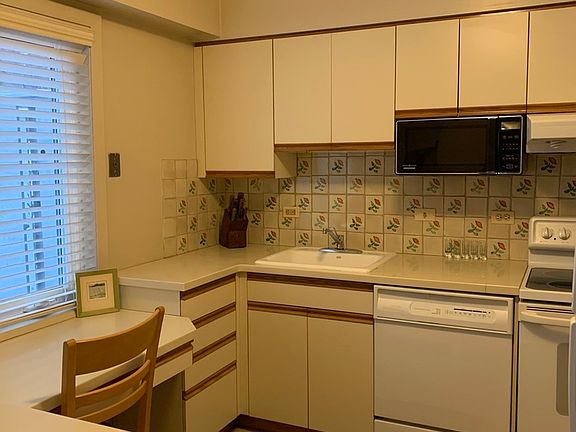 5th image of 1005 Chanticleer Ln #1005