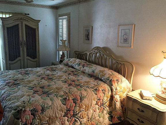 2nd bedroom is queen bed