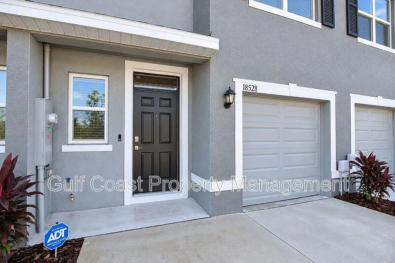 3 bed, 2.5 bath, 1464 sqft, $2,400 — Photo 3