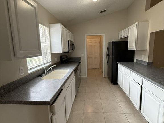 5th image of 550 Rouzer St