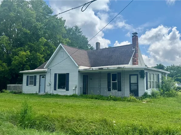 101 S Van Buren St, Watson, IL 62473