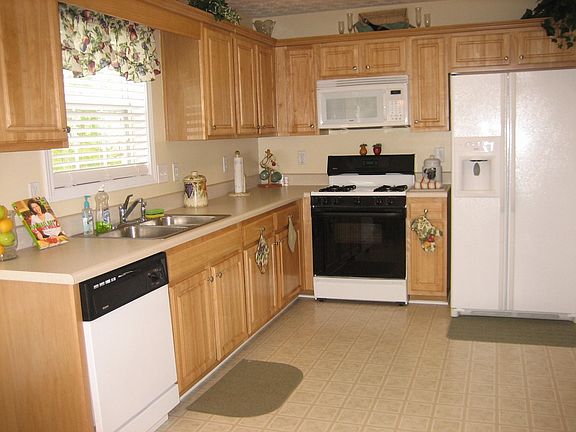 kitchen w/upgraded cabinets