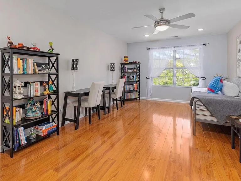 1220 Marbank St — Photo 14