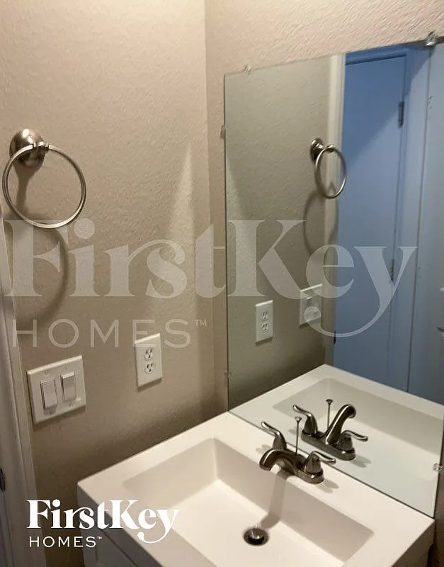 4 bed, 3.0 bath, 1656 sqft, $2,530 — Photo 3