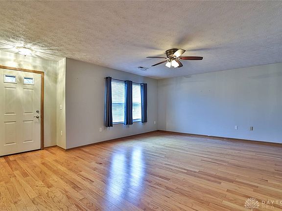5th image of 986 Marcia Dr