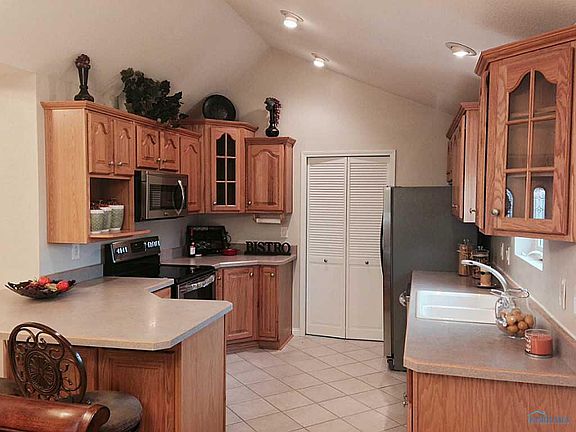 3rd image of 1436 Deerfoot Dr