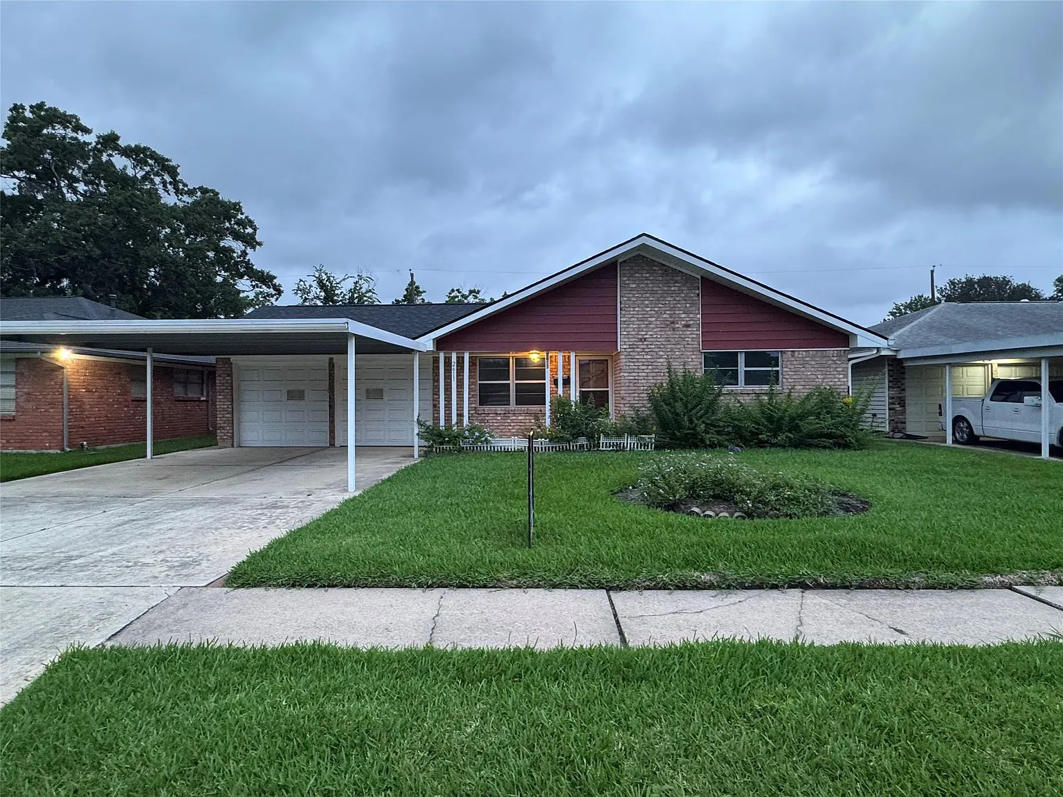 3 bed, 1.0 bath, 1384 sqft, $1,800 — Photo 1