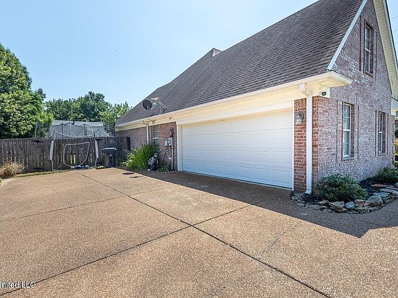 4th image of 994 Deer Creek Dr