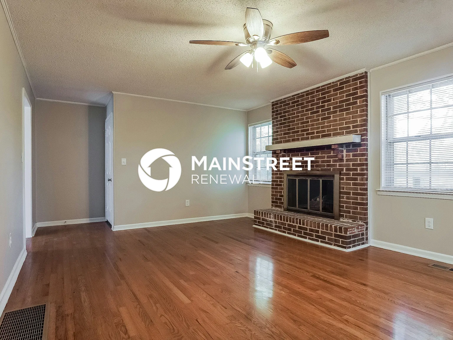 1299 Glenridge Ln — Photo 2