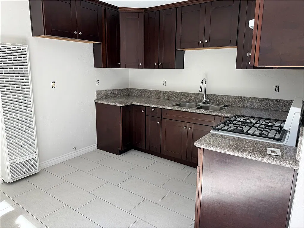 3 bed, 2.5 bath, 1169 sqft, $3,200 — Photo 2