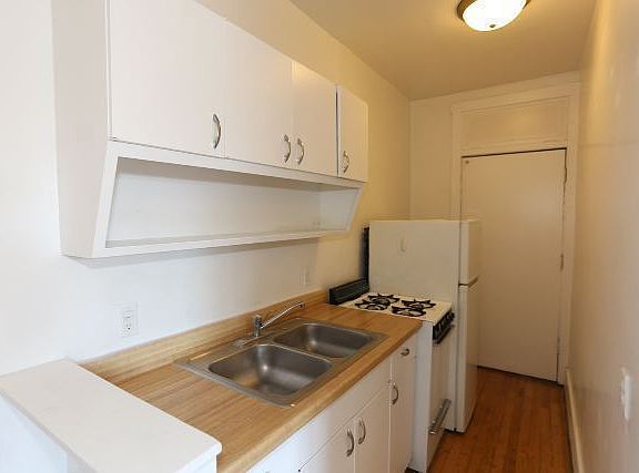 3rd image of 951 W Cornelia Ave APT 2B