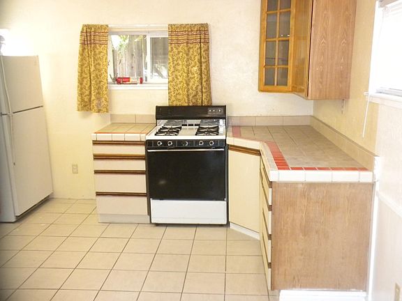 Kitchen stove and counter