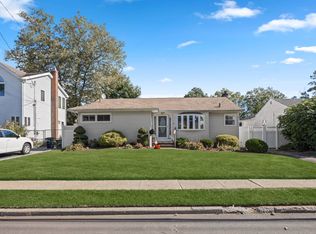 861 Maple Ln, East Meadow, NY 11554