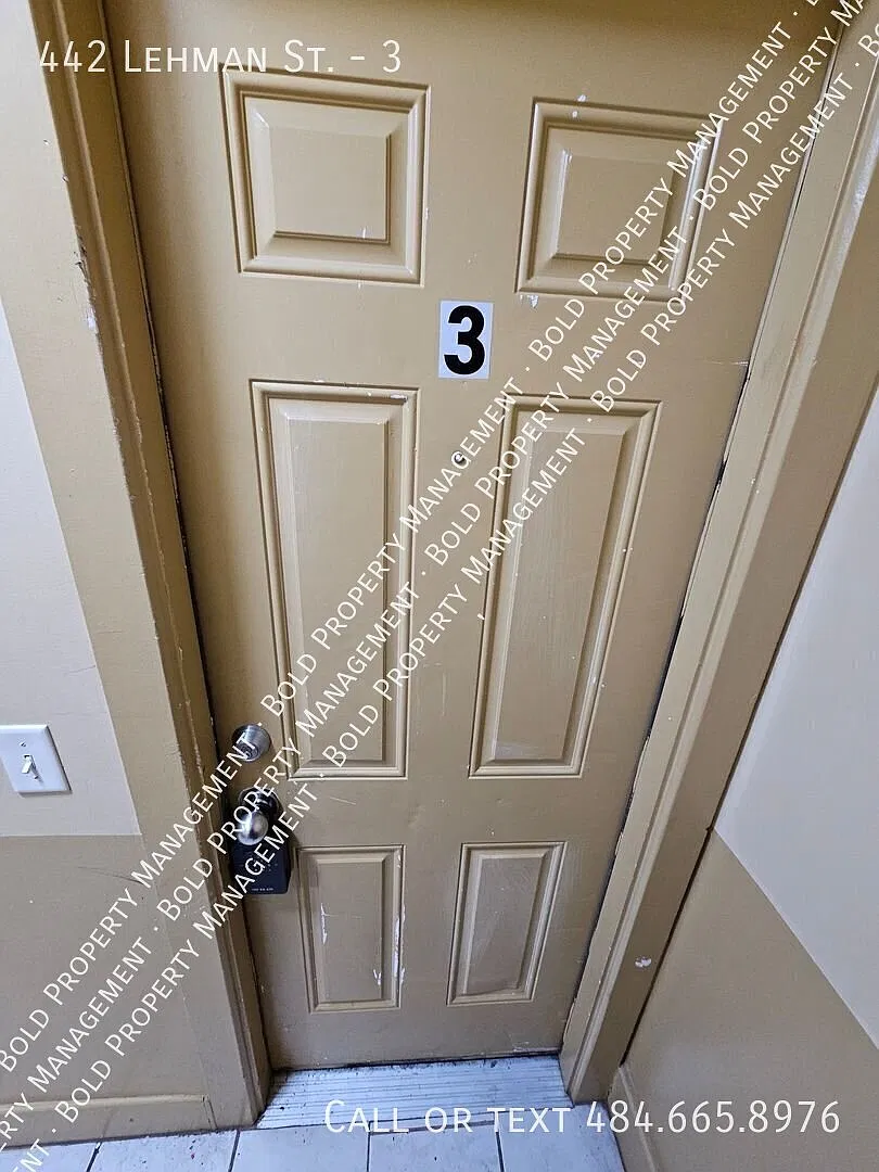 2 Bedroom 1 Bath Apartment — Photo 1