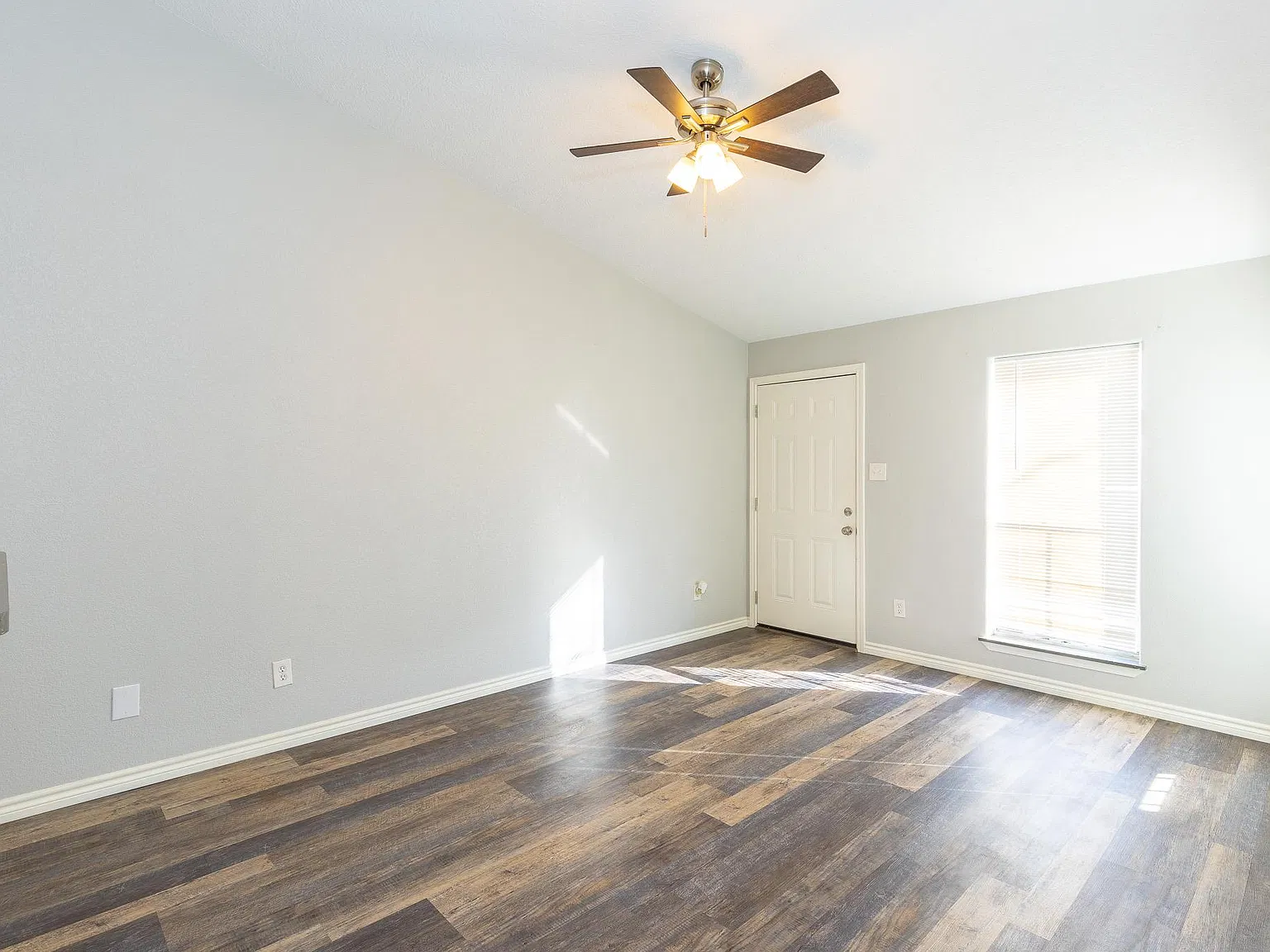 3900 Woodchase Dr — Photo 4