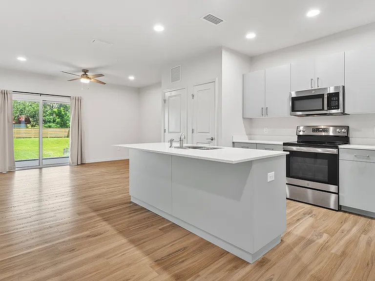 Legacy Oaks Apartment Homes — Photo 17