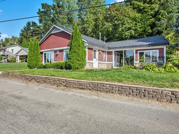 3854 Causeway Dr NE, Lowell, MI 49331