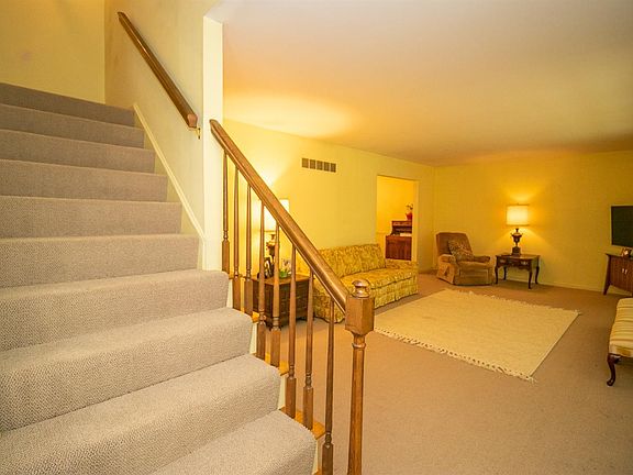 3rd image of 8615 Hermitage Ln