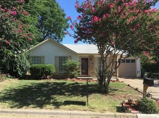 2301 Foxcroft Ln, Arlington, TX 76014