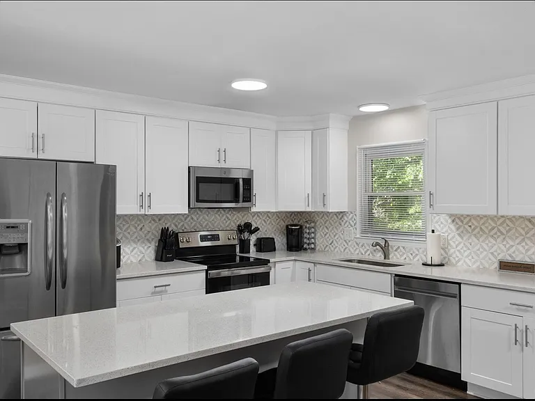 1048 Ivy Ln — Photo 12